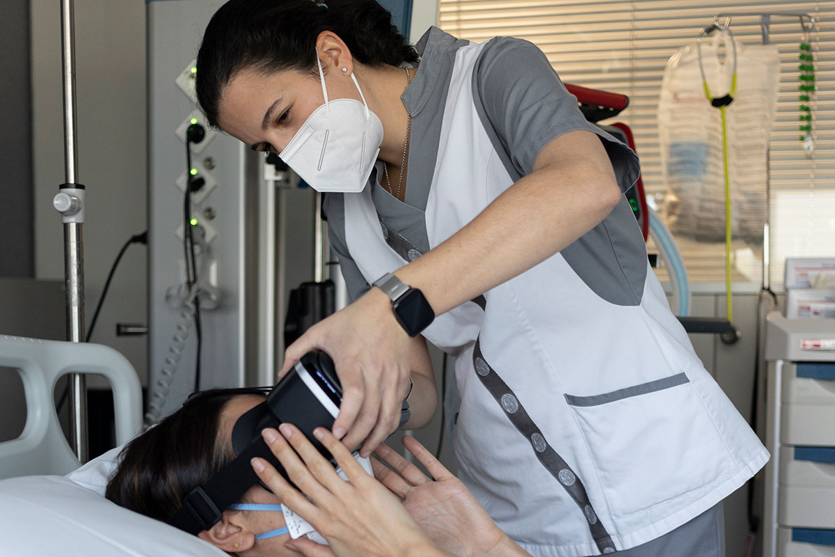 Lucía Fernández-Miranda, de la Unidad de Cuidados Intensivos de la CUN, lidera una investigación en la que se emplean unas gafas de realidad virtual para mejorar el estado de ánimo de los pacientes y así acelerar su recuperación.