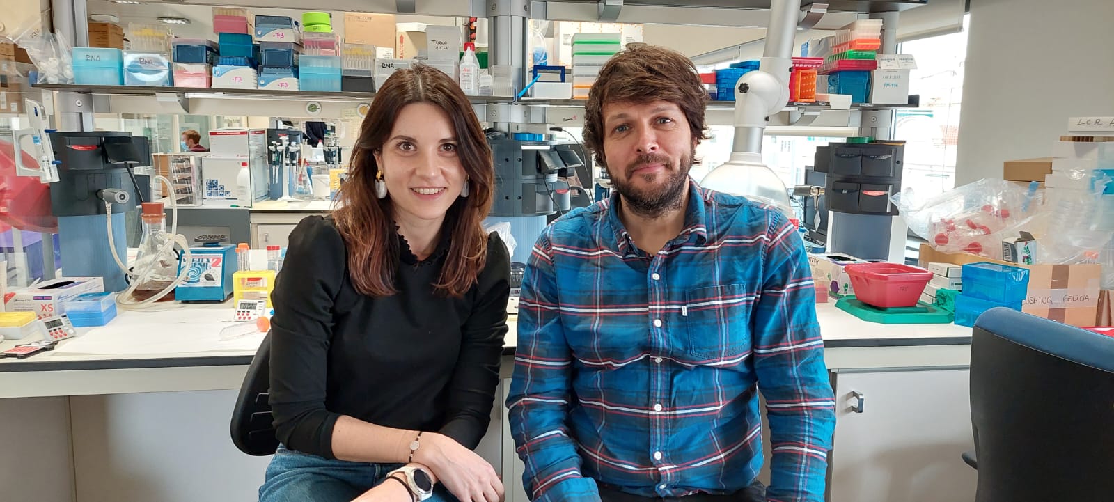 Los investigadores del estudio Roberta Haddad-Tóvolli y Marc Claret.
