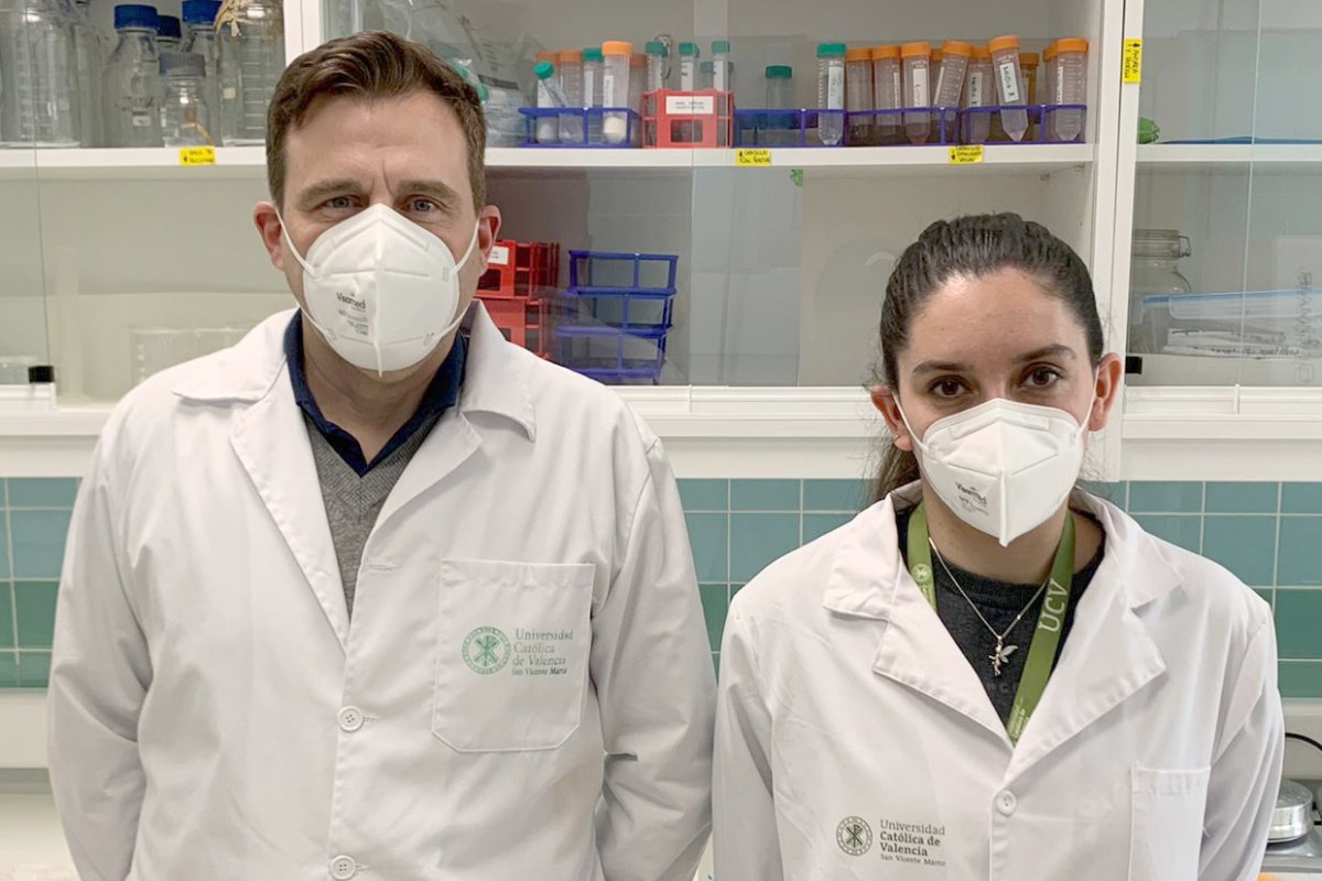Ángel Serrano y Alba Cano, del Laboratorio de Biomateriales y Bioingeniería de la UCV. 