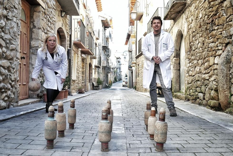 Imagen de una campaña lanzada en 2019 por el Colegio de Médicos de Huesca para animar a los médicos de Familia a ejercer en el entorno rural. Foto: COLEGIO DE HUESCA.