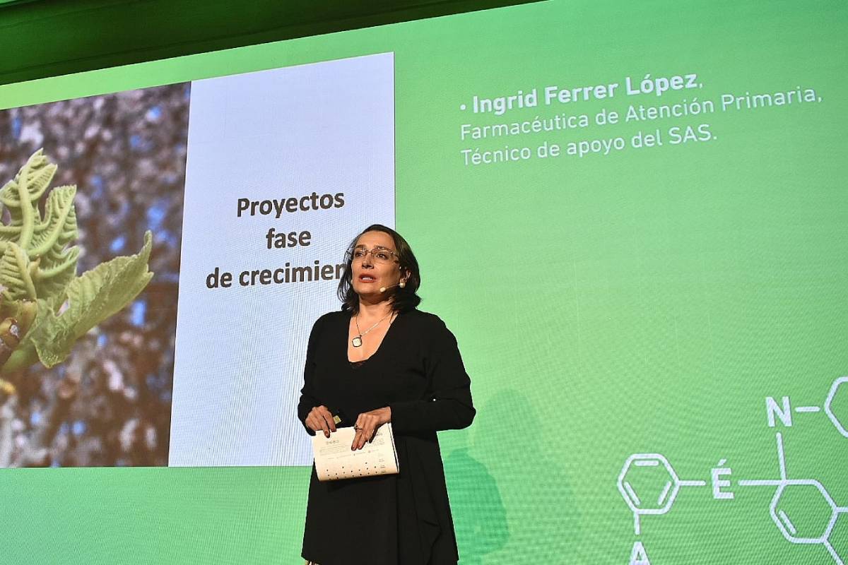 Ingrid Ferrer López, farmacéutica de atención primaria, durante su intervención en las VII Jornadas Farmacéuticas Andaluzas. Foto: CACOF.