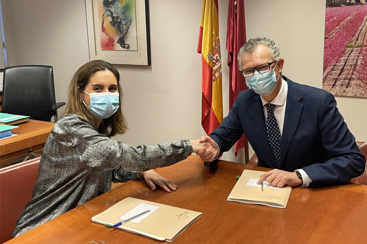 Paula Payá, presidenta del Colegio Oficial de Farmacéuticos de Murcia, y Juan José Pedreño, consejero de Salud de la región, durante la firma del concierto. Foto: COF DE MURCIA 