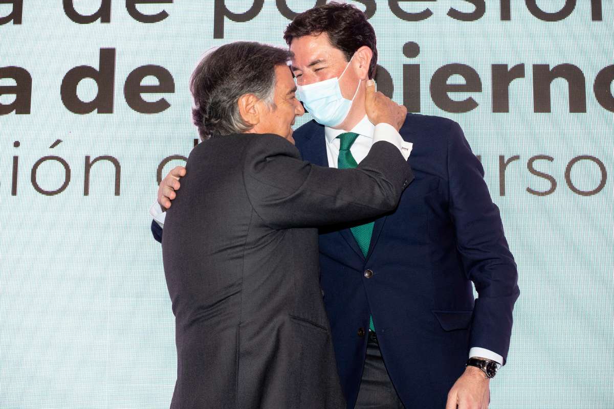 Luis González Díez, ex presidente del COF de Madrid, felicitando a su sucesor, Manuel Martínez del Peral. Foto: MAURICIO SKRYCKY.