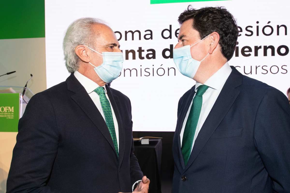 El consejero de Sanidad de Madrid, Enrique Ruiz Escudero, con el presidente del COF de Madrid, Manuel Martínez del Peral, el 19 de abril en la toma de posesión. Foto: MAURICIO SKRYCKY
