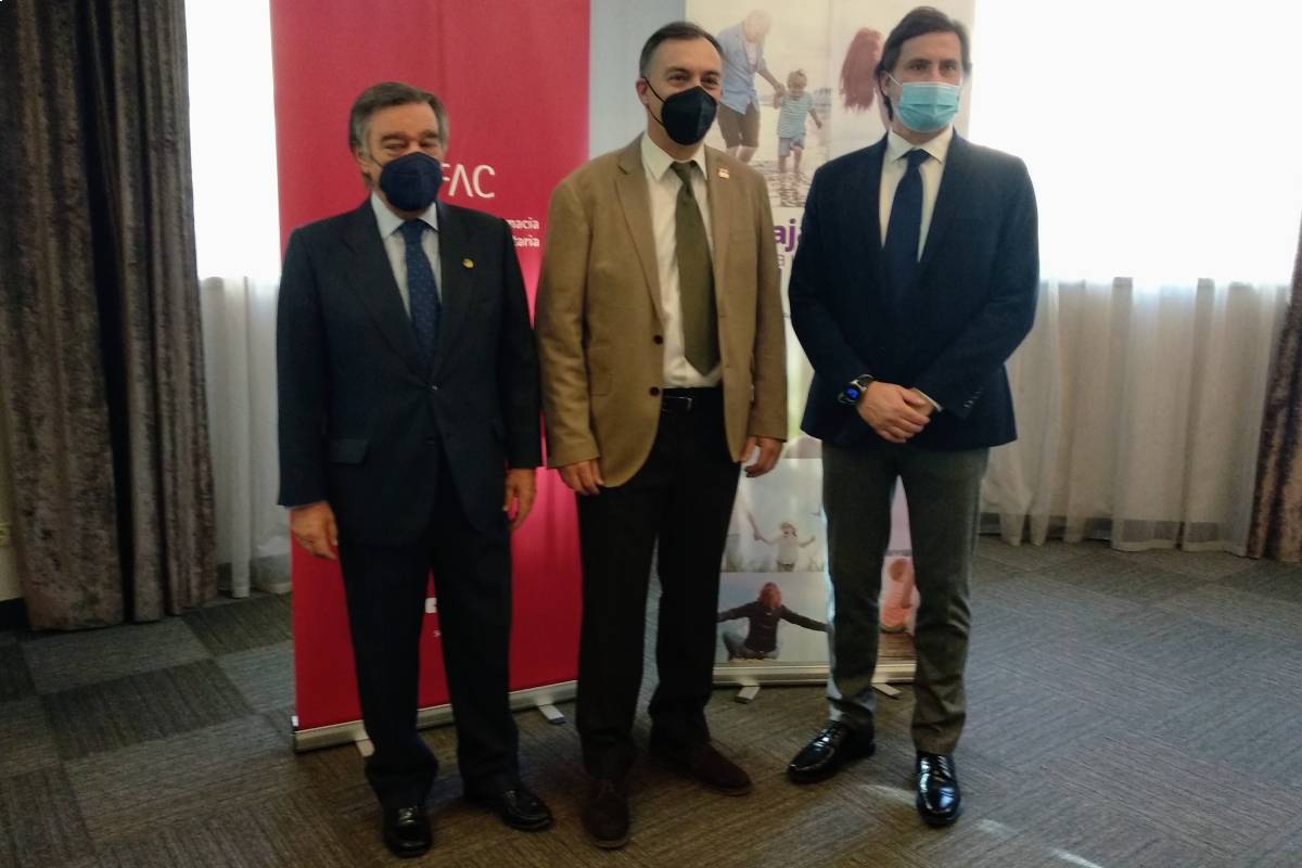Luis González Dez, presidente en funciones del COF de Madrid; Vicente Baixauli, presidente de Sefac, y João Madeira, presidente de la Fundación Viatris España.