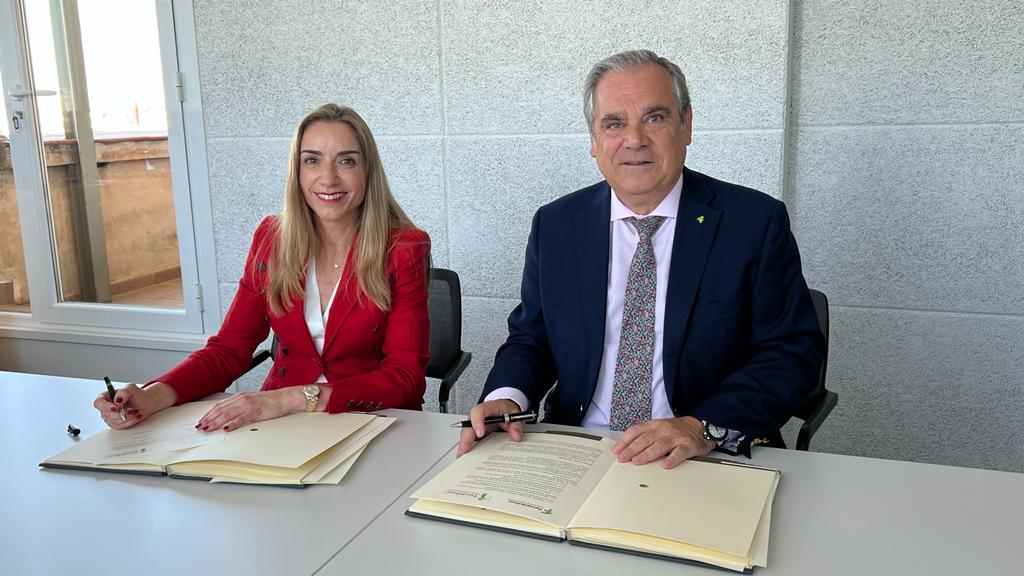 Matilde Sánchez y Jesús Aguilar durante la firma del acuerdo. Foto: CONSEJO GENERAL DE COF.