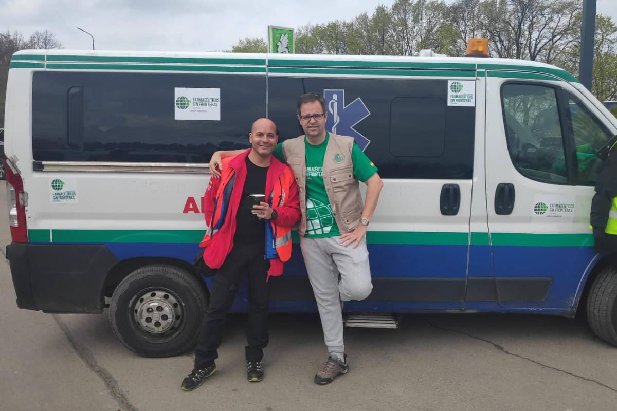  Roberto Rubio Director de SAR Navarra y coordinador de la misión, y Ángel A. Huélamo, director general de FSF, en Leopolis (Lviv), Ucrania, posan junto a la ambulancia que entregarán en Ucrania.