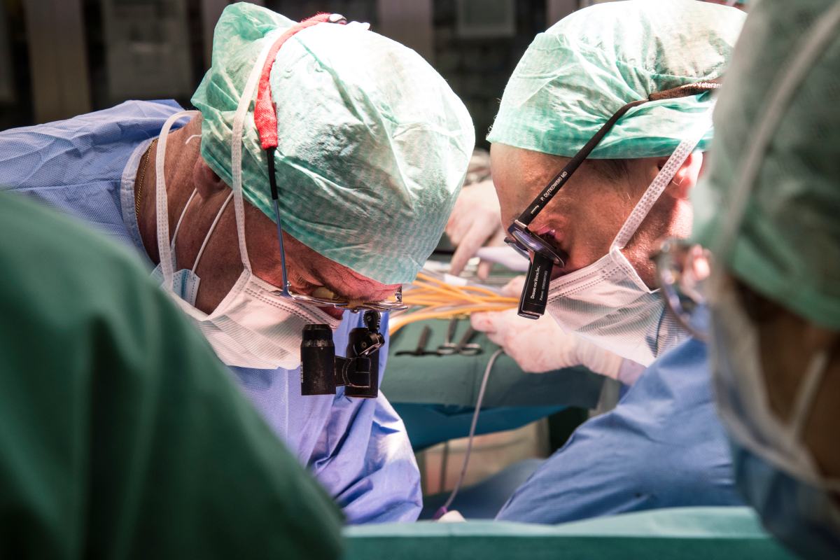 Pierre-Alain Clavien y Phillipp Dutkowsku durante el trasplante del hgado tratado en la máquina. Foto: USZ
