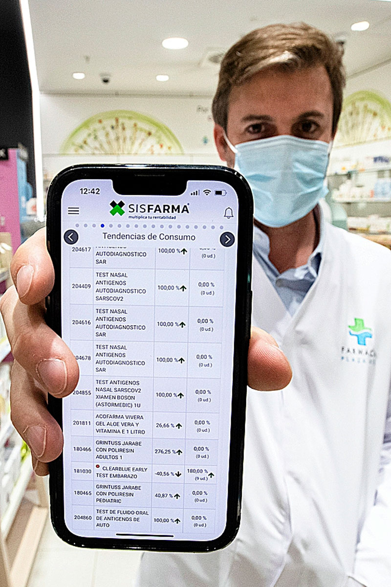 El agente digitalizador Sisfarma ofrece la posibilidad de que el usuario añada productos al carrito de compra en el móvil mientras está en la cola de la farmacia. Foto: MAURICIO SKRYCKY.