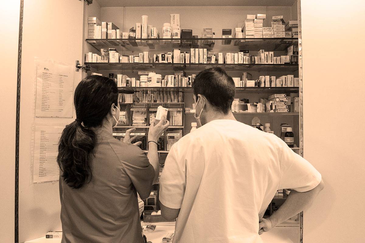 Fondo de dos profesionales eligiendo medicación. FOTO. LUIS CAMACHO