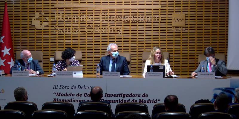 Aspecto general de la mesa de debate en la que intervino el consejero de Sanidad de la Comunidad de Madrid, Enrique Ruiz Escudero (centro). Foto: ASTRAZENECA