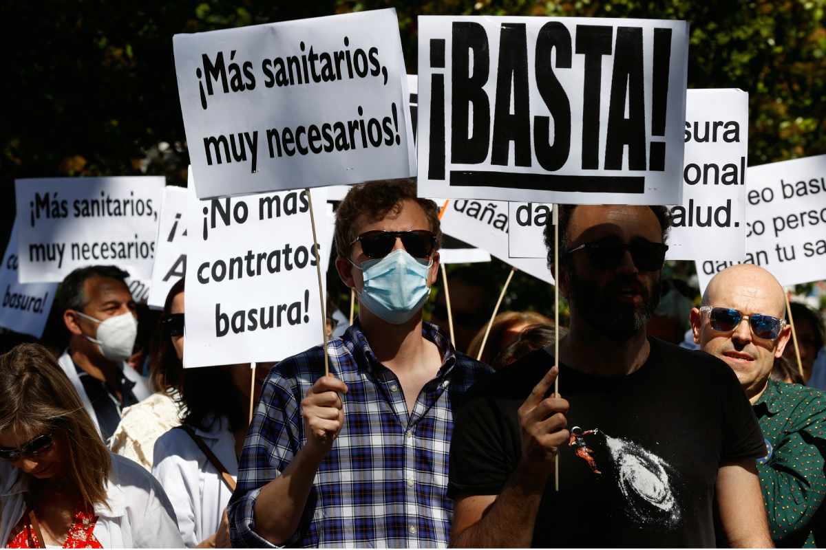 Manifestación de médicos de hospitales este martes contra la temporalidad en la comunidad de Madrid. Foto: EFE/CHEMA MOYA