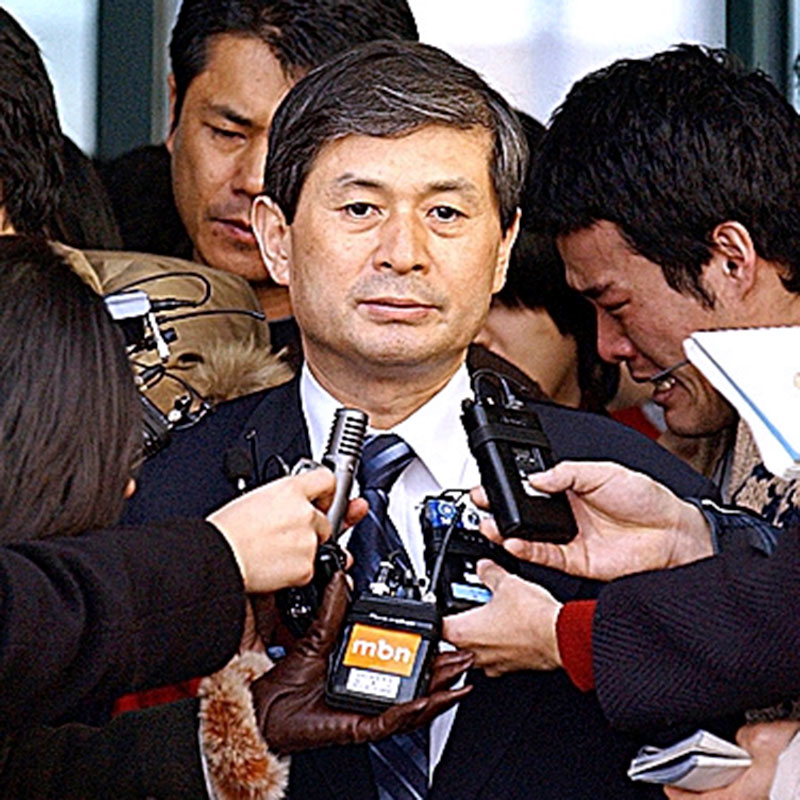 Hwang Woo-suk, en una rueda de prensa después del fraude de la clonación humana.