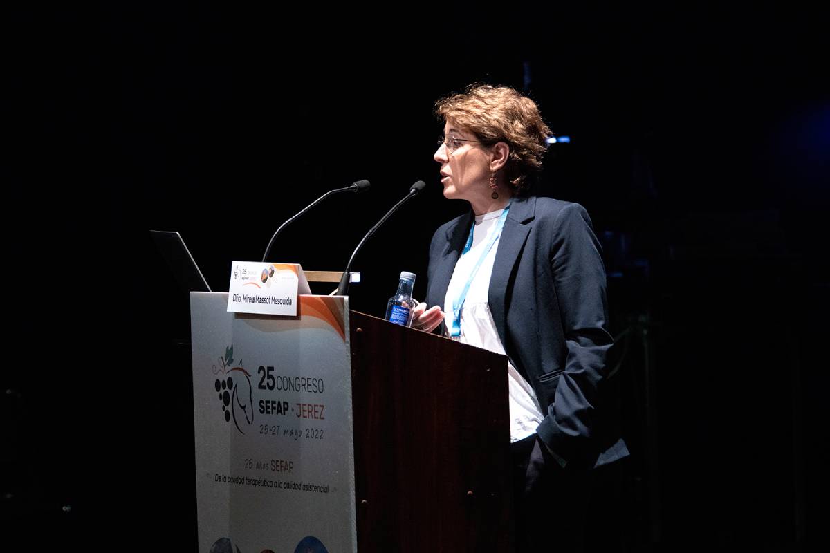 Mireia Massot, farmacéutica del Servei d'Atenció Primària Vallès Occidental de Barcelona, durante su intervención en el congreso. Foto: SEFAP.