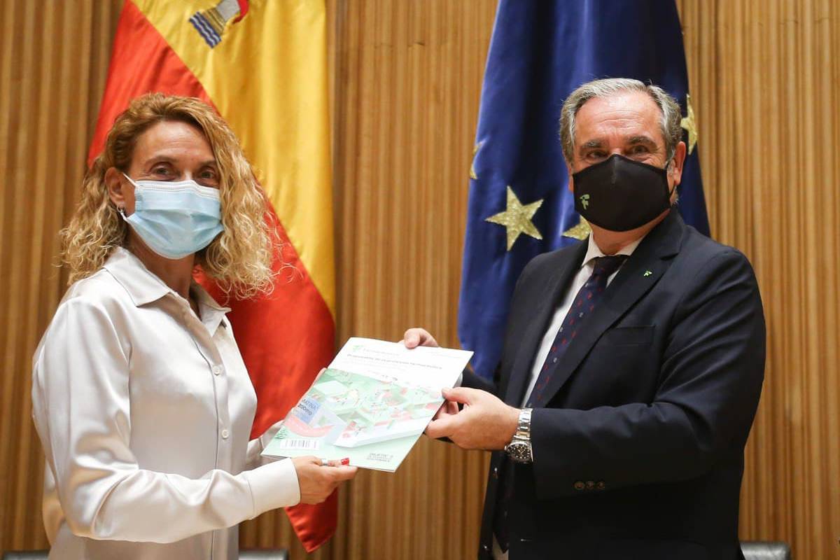 La presidenta del Congreso de los Diputados, Meritxell Batet, y Jesús Aguilar, presidente del Consejo General de COF, con motivo del Día Mundial del Farmacéutico. Foto: CONGRESO DE LOS DIPUTADOS.