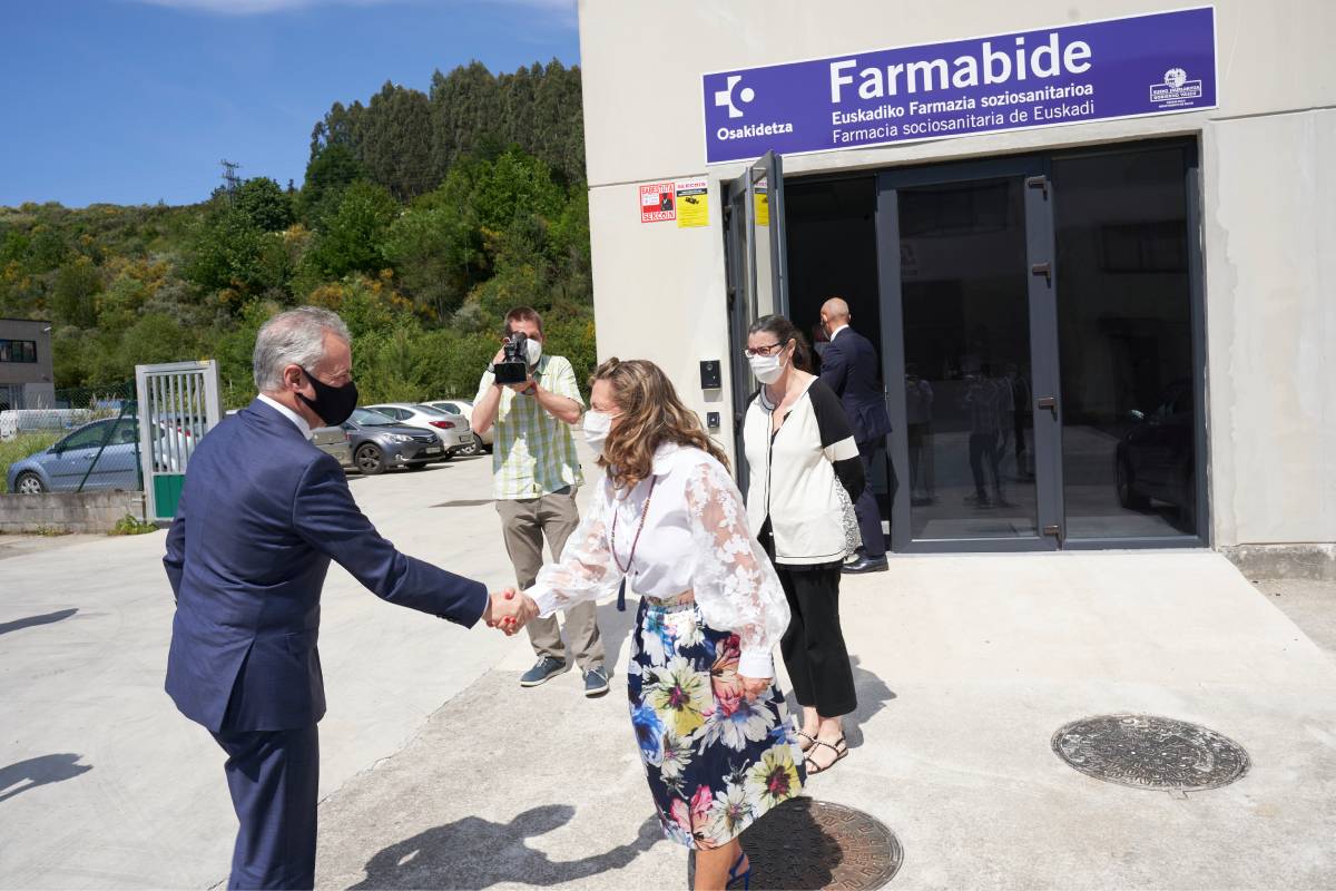 El lehendakari Íñigo Urkullu llegando a las instalaciones de Farmabide y saludando a la consejera de Salud Gotzone Sagarduy. Foto: GOBIERNO VASCO.