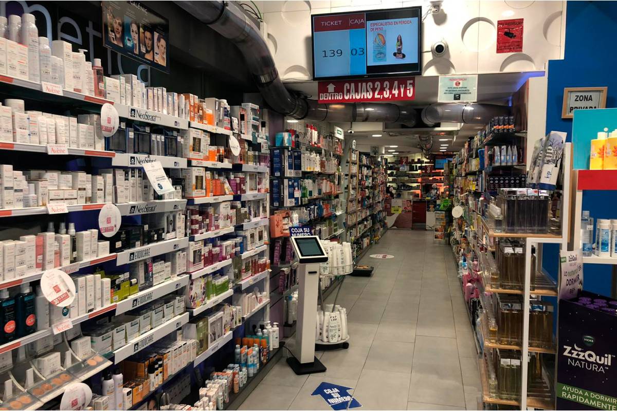 Gestor digital de turnos, en función del ticket y caja. Foto: FARMACIA CASTELLÓ.