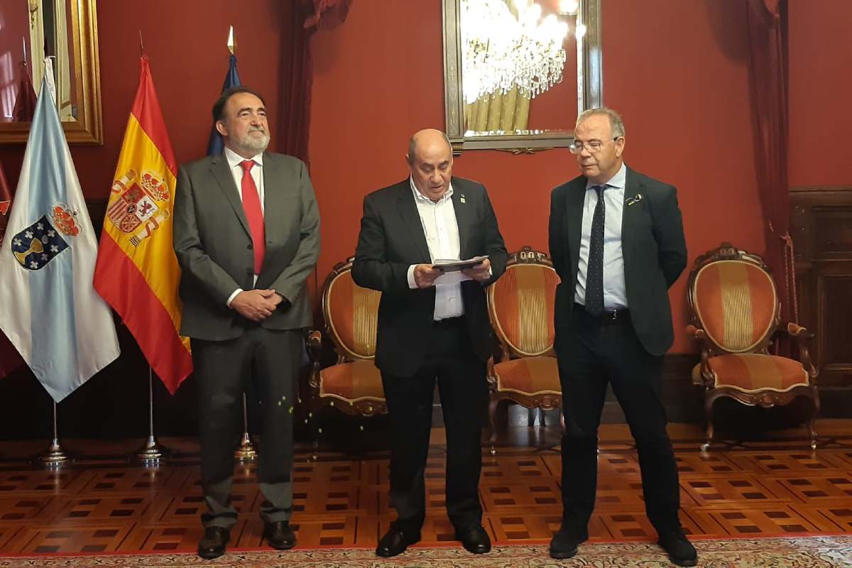 Miguel Ángel Artal, presidente del Grupo Unnefar; Manuel Muradás, presidente de Cofano, y Xosé Sánchez Bugallo, alcalde de Santiago de Compostela.