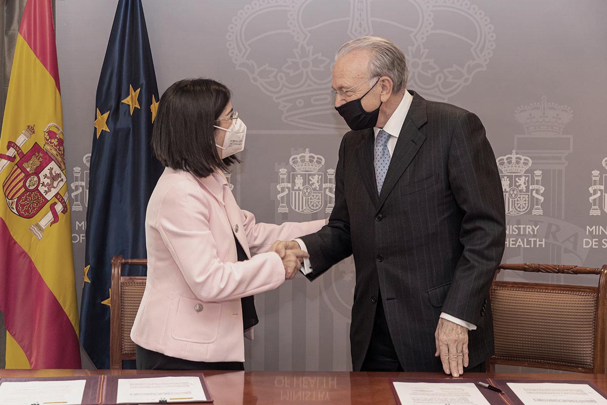 Momento de la firma para la ampliación de equipos de atención integral, entre la ministra de Sanidad, Carolina Darias, y el presidente de la Fundación Obra Social La Caixa, Isidro Fainé. FOTO: LUIS CAMACHO