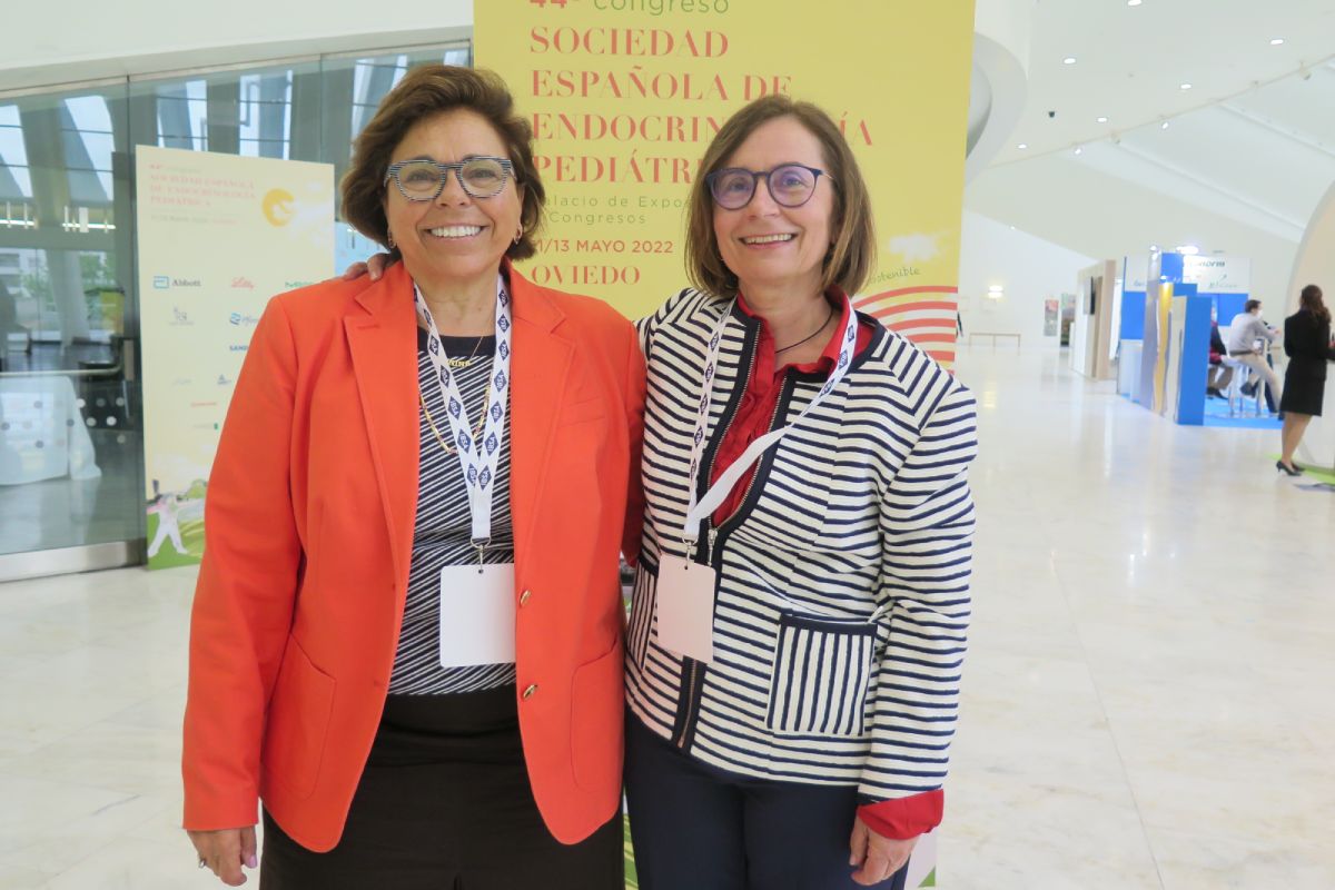 Adonina Tardón e Isolina Riaño, en el congreso de la Sociedad Española de Endocrinología Pediátrica, en Oviedo. Foto: COVADONGA DÍAZ