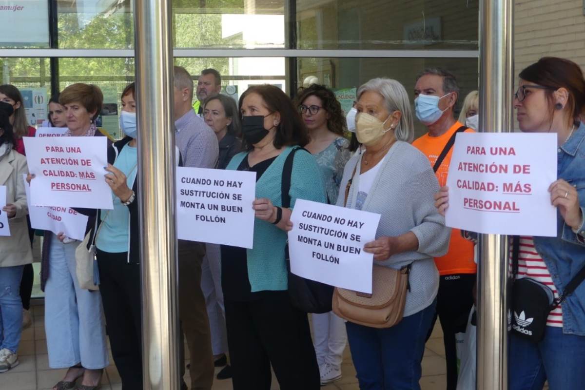 Un grupo de cuartanos porta carteles de protesta por la falta de médicos, en señal de apoyo a las reivindicaciones de los profesionales del centro de salud de la localidad. Foto: MAASZOOM COMUNICACION.