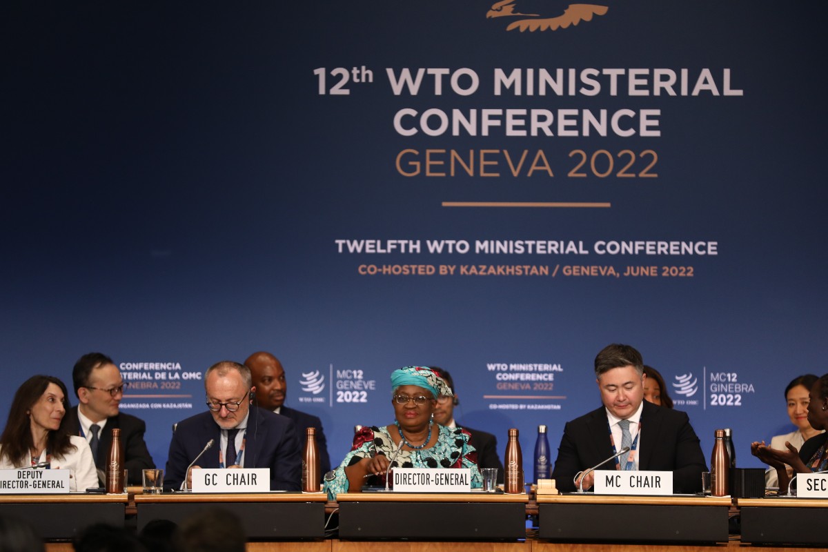 La directora general de la OMC, Ngozi Okonjo-Iweala (en el centro), en la mesa de clausura de la 12 Conferencia Ministerial de la Organización Mundial de Comercio. Foto: OMC. 