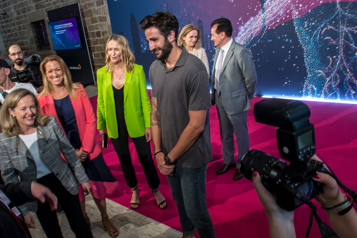 La vicepresidenta Nadia CalviÃ±o a su llegada al acto de AstraZeneca junto a algunos de los participantes, como el jugador Ricky Rubio, presidente de la FundaciÃ³n Ricky Rubio.