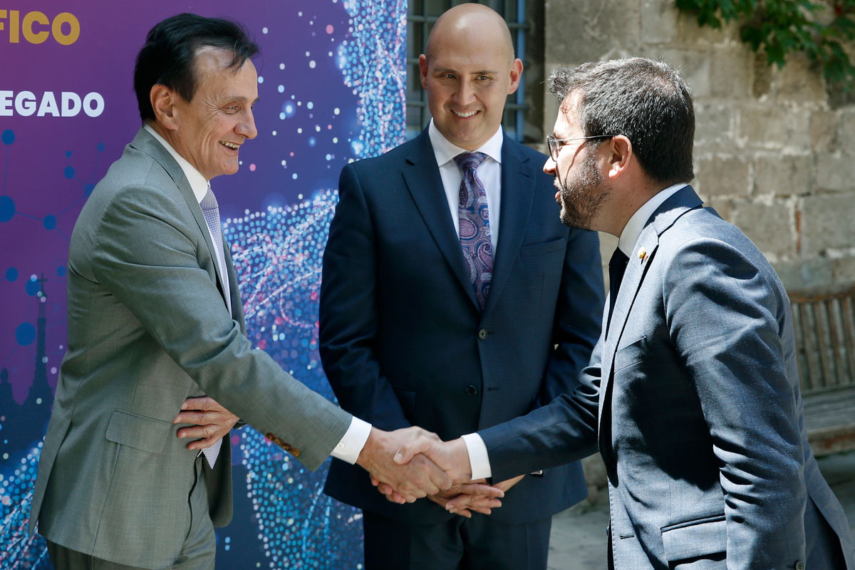 El consejero delegado mundial de AstraZeneca, Pascal Soriot, saluda al presidente de la Generalitat, Pere AragonÃ©s, en presencia del presidente de AstraZeneca en EspaÃ±a, Rick  SuÃ¡rez.