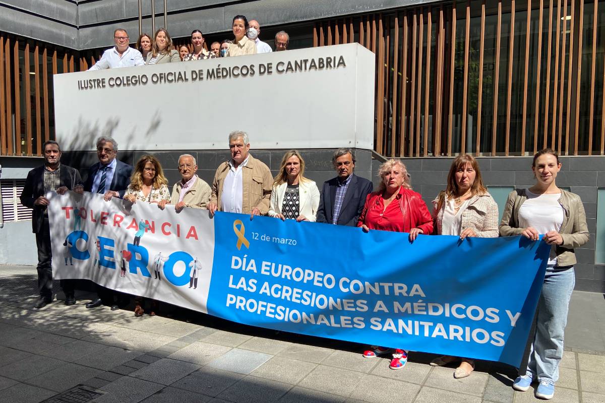Concentración en el Colegio de Médicos de Cantabria en el D�a Europeo contra las Agresiones a sanitarios. Foto: COLEGIO DE MÉDICOS DE CANTABRIA