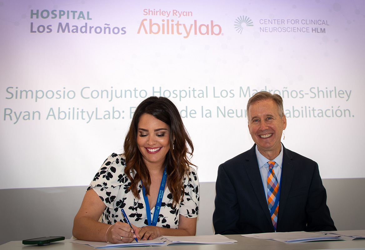 Dña. Beatriz Alejo, gerente del Hospital Los Madroños y el Dr. Richard Lieber, Chief Scientific Officer and Senior Vice President del Shirley Ryan AbilityLab 