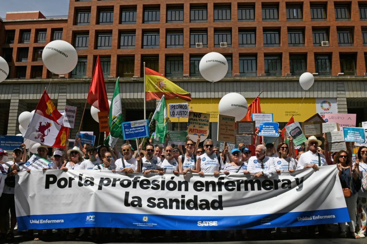 Unas 1.700 enfermeras, según datos de la delegación del Gobierno en Madrid, y 8.000, según los organizadores, se han movilizado este sábado en Madrid. EFE/Víctor Lerena 