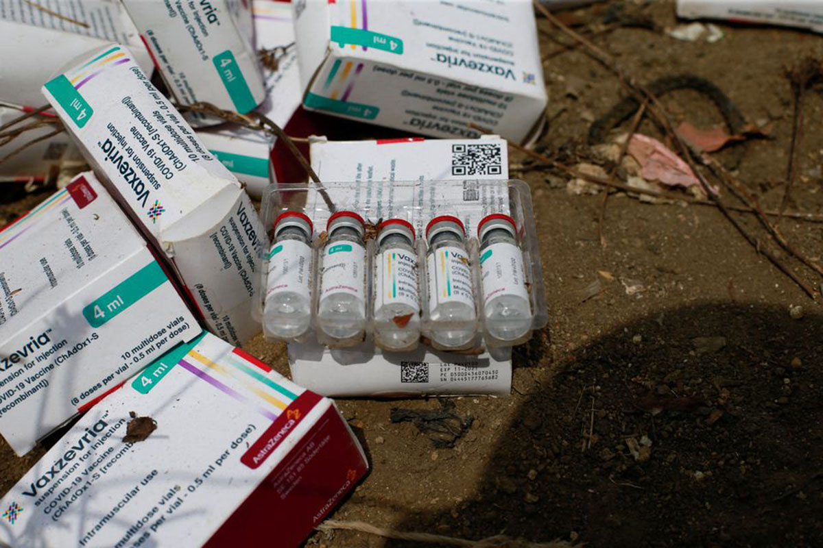 Viales expirados de la vacuna frente a la covid-19 de AstraZeneca en el vertedero de Gosa en Abuja (Nigeria), en diciembre de 2021. Foto: REUTERS/Afolabi Sotunde.