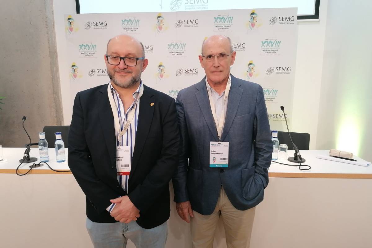Francisco Sáez, coordinador del grupo de crónicos de la SEMG, y Rafael Bengoa, Co-Director del Instituto de Salud y Estrategias (SI-Health). Foto:SEMG