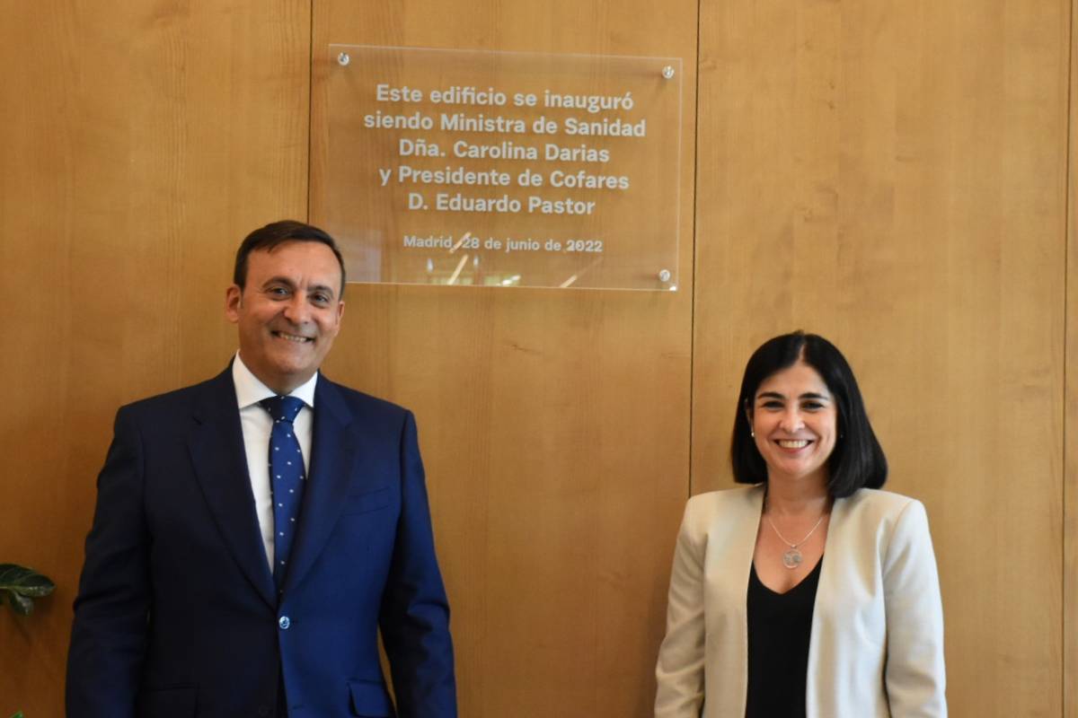Pastor y Darias, junto a la placa inaugural de la sede Cofares en Alcobendas (Madrid). Foto: MINISTERIO DE SANIDAD.