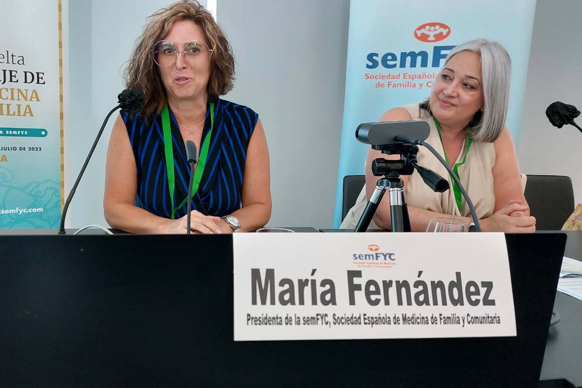 Mar�a Fernández, presidenta de Semfyc, inaugura oficialmente el congreso de Sevilla, acompañada de Pilar Terceño, presidenta de la sociedad cient�fica en Andaluc�a. Foto: SEMFYC.