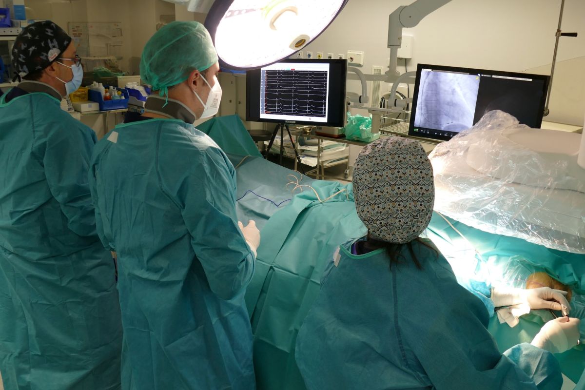 Resincronización cardiaca por estimulación fisiológica en la Unidad de electrofisiología y arritmias del Hospital Universitario Quirónsalud.
