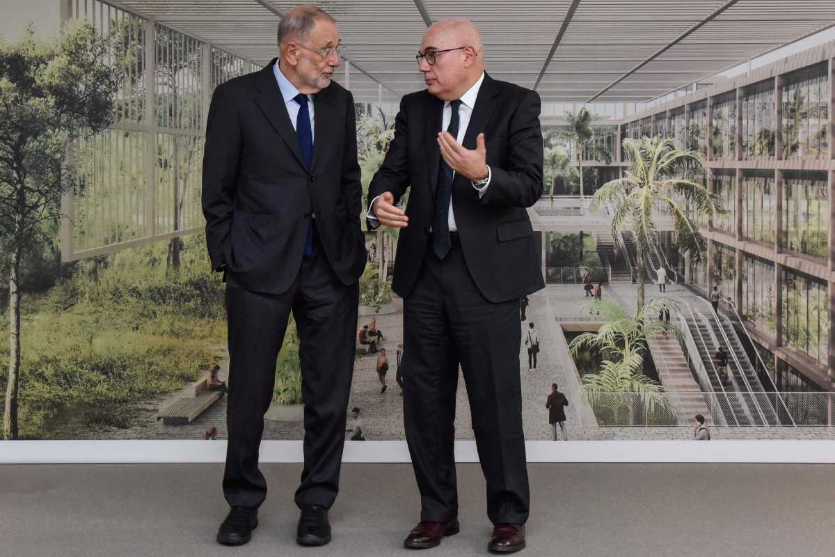 Javier Solana y Josep Tabernero posan ante una imagen de lo que será el CaixaResearch Institute de Barcelona. Foto: FUNDACIÓN 