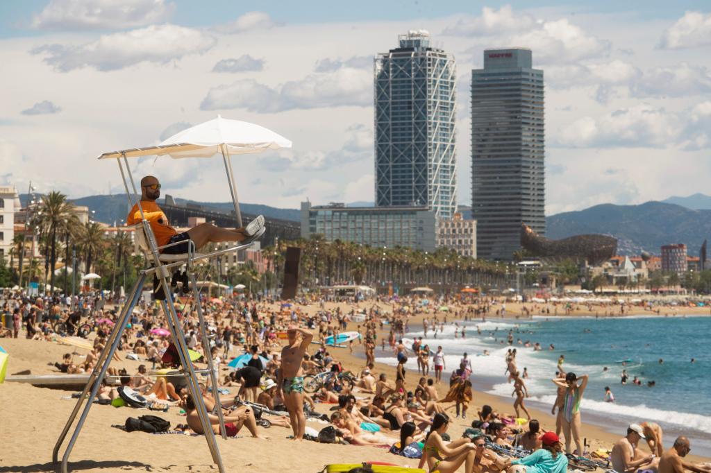 La séptima ola de la pandemia está bajando, en plena canícula, en Cataluña.