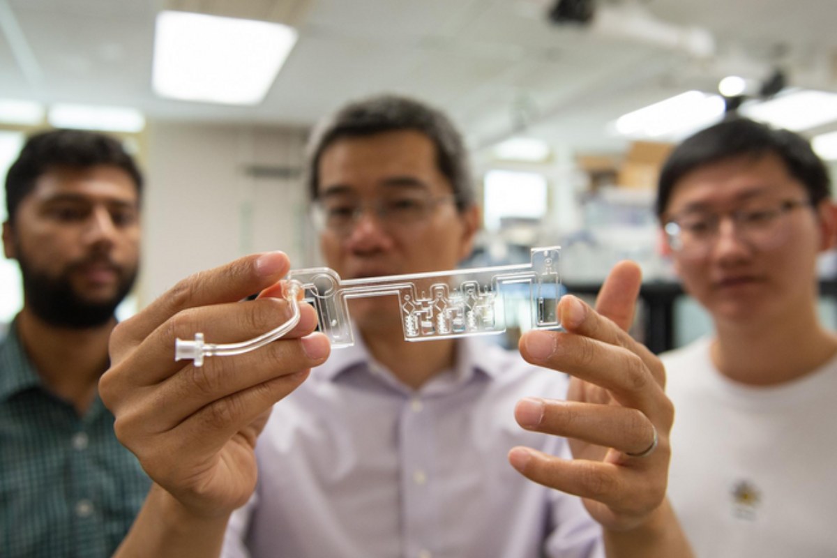 Los investigadores de la Penn State presentan su prototipo de autotest de saliva para detectar covid. Foto: PENN STATE 