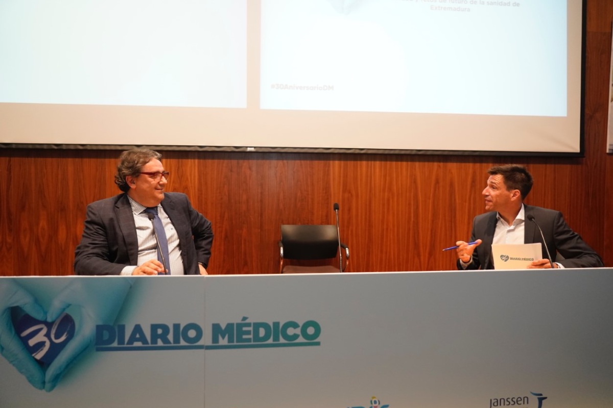 José María Vergeles, consejero de Sanidad de Extremadura, con Miguel González Corral, director de Diario Médico. Foto: PAULINO ORIBE/ARABA PRESS. 