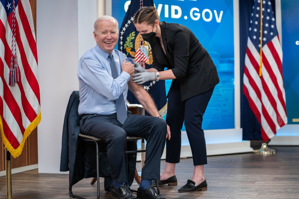 Joe Biden, presidente de Estados Unidos, vacunándose frente al covid. Foto: CASA BLANCA. 