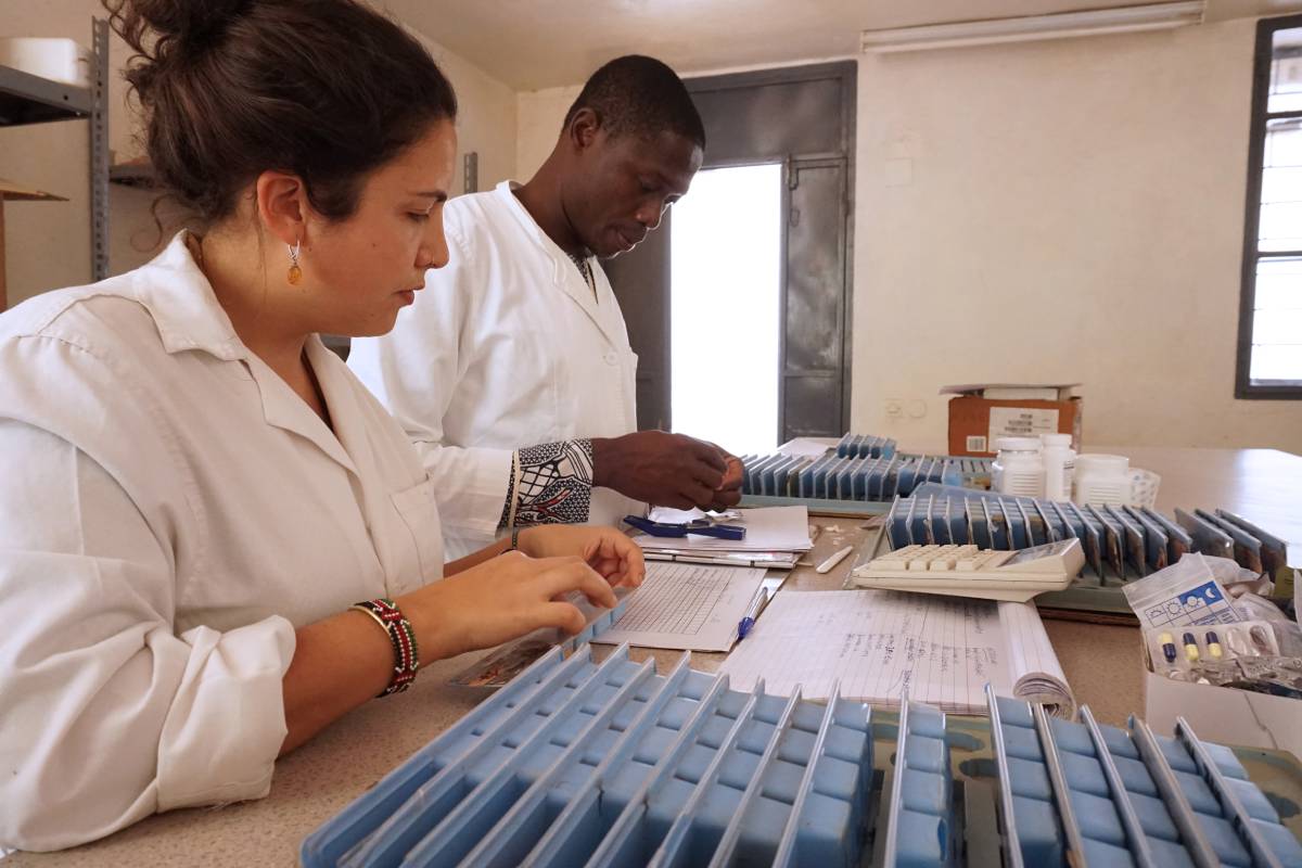 Preparación de fórmulas magistrales en el Hospital de Bébédjia, en Chad, donde trabaja la Fundación El Alto, ganadora de una de las ayudas económicas del Consejo de COF. 