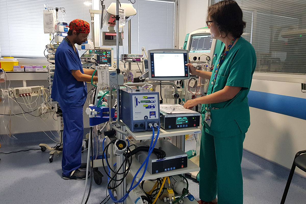 El cirujano cardíaco del IPC del Hospital 12 de Octubre, Lorenzo Boni, y la médico pediatra de UCI del mismo hospital, Sylvia Belda, junto a la máquina de ECMO. 