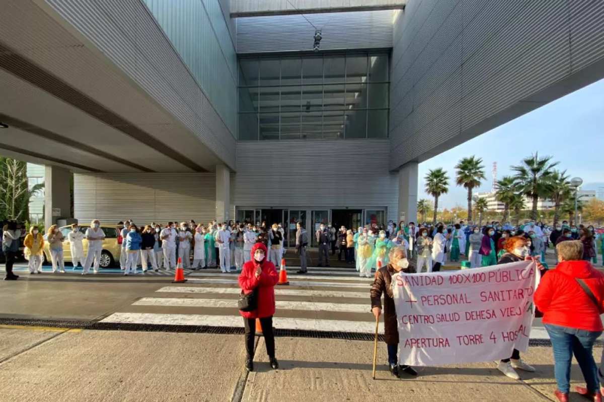 Concentración de protesta convocada en 2021 a las puertas del Infanta Sofía para reclamar la apertura de una nueva UCI en el centro. Foto: AMYTS. 