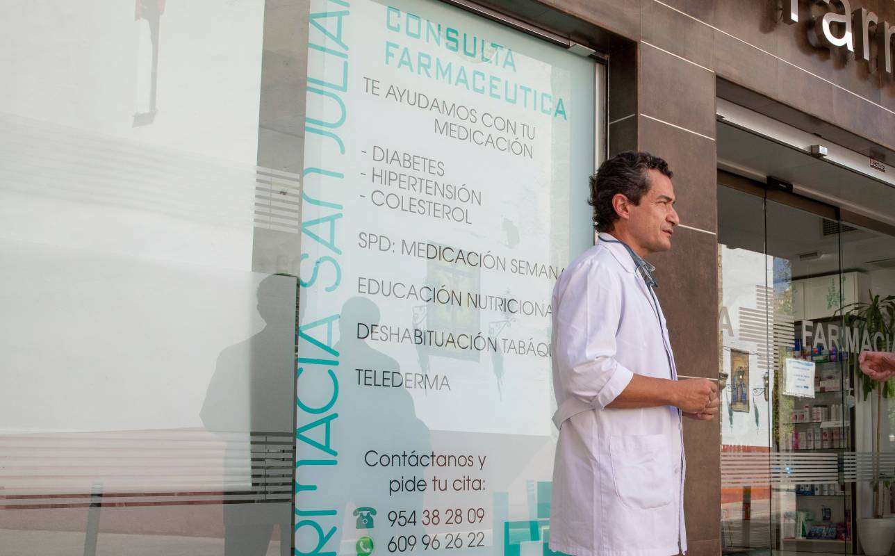 Jaime Román, en la puerta de su farmacia, donde se muestran los servicios profesionales que ofrece, entre ellos atención al diabético. Foto: SERGIO GONZÁLEZ VALERO. 