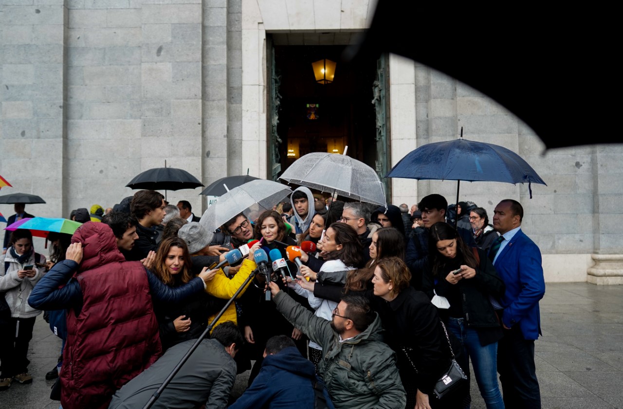 La presidenta de la Comunidad de Madrid, Isabel Díaz Ayuso, atiende a los medios, hoy, a las puertas de la Catedral de La Almudena. Foto: COMUNIDAD DE MADRID. 