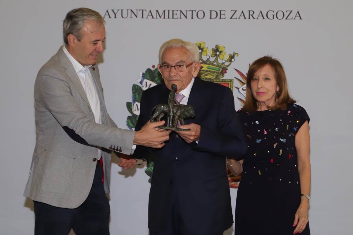 Fernando Alonso-Lej, padre del sistema MIR, recibiendo el reconocimiento de "Zaragozano ejemplar" del Ayuntamiento de Zaragoza. Foto: AYUNTAMIENTO DE ZARAGOZA 