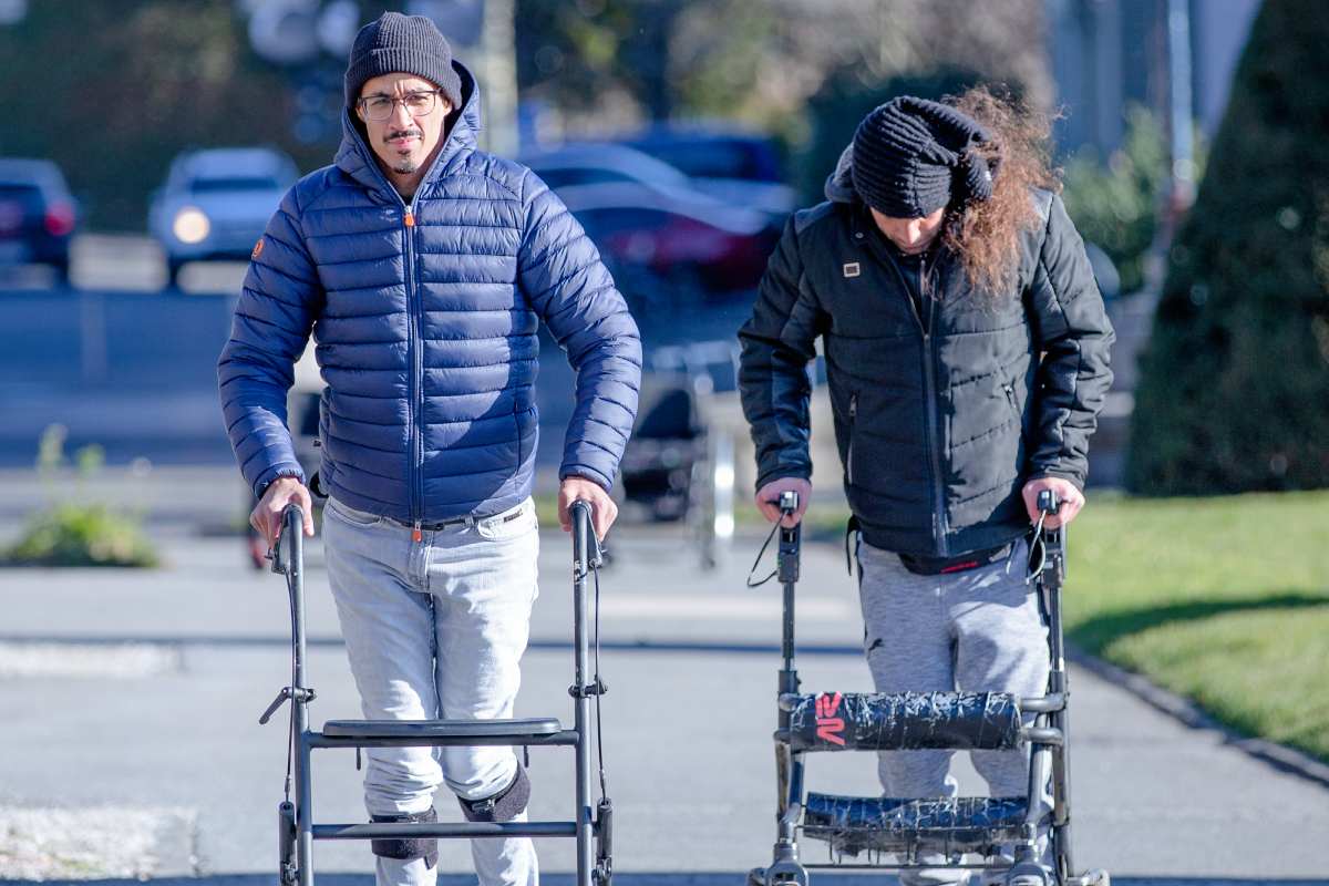 Dos pacientes caminan ayudados por sus respectivos andadores. Foto: JIMMY RAVIER/NEURORESTORE. 