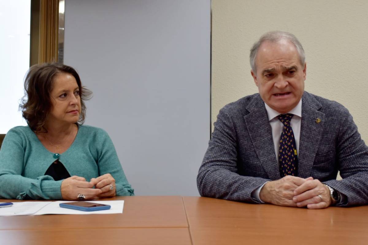 Catalina García, consejera de Salud y Consumo de Andalucía, y Antonio Mingorance, presidente del Consejo Andaluz de COF. 