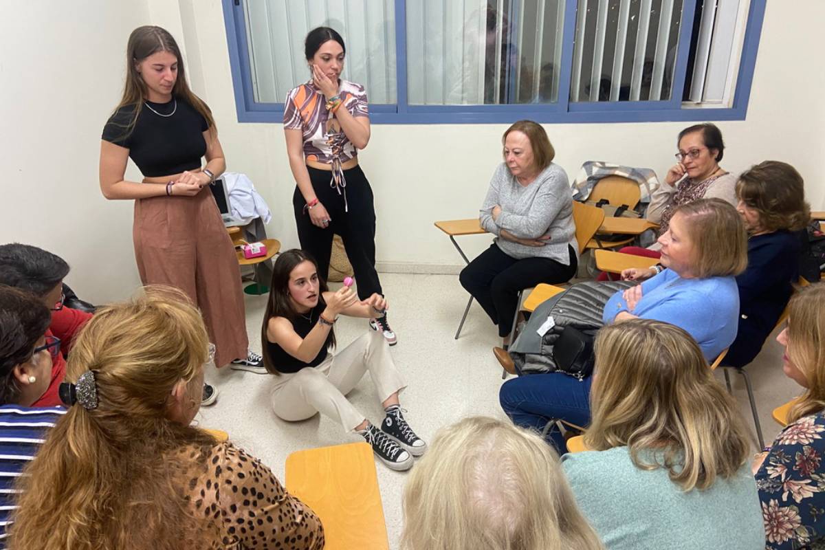 Estudiantes de Enfermería de la UGR salen de las aulas para impartir educación sexual a personas mayores de Melilla. 